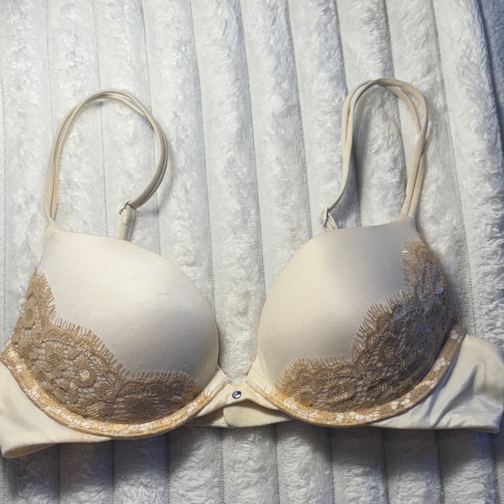 Victoria's Secret Cream Lace Very Sexy Push-Up Bra